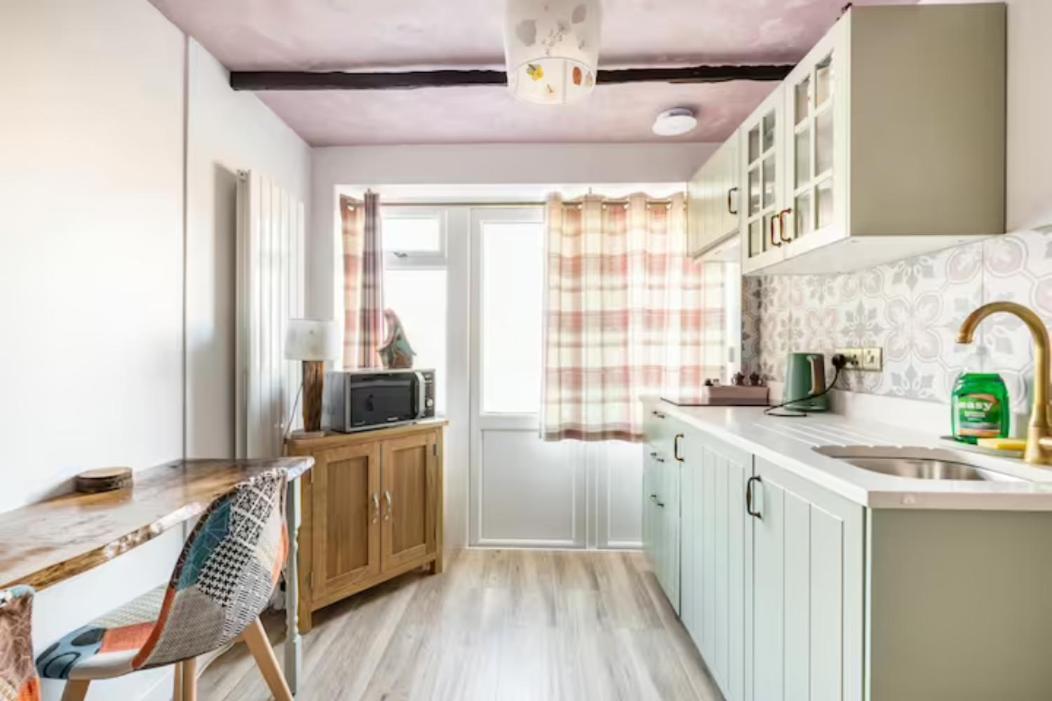 Bedroom With Kitchenette, Private Bathroom And Parking Кардіфф Екстер'єр фото