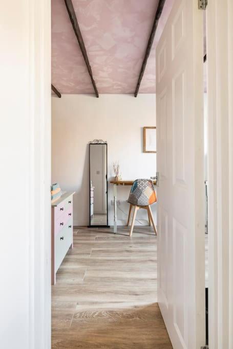 Bedroom With Kitchenette, Private Bathroom And Parking Кардіфф Екстер'єр фото