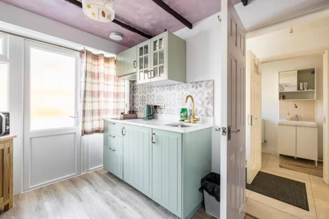 Bedroom With Kitchenette, Private Bathroom And Parking Кардіфф Екстер'єр фото
